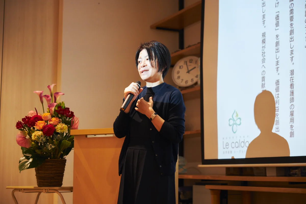 社内の式典で登壇し、事業の方針を話す代表取締役 若松冬美