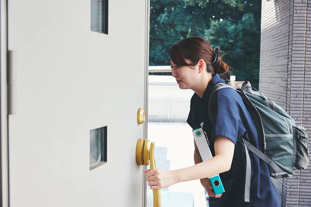 ご家族から希望を聞き取る看護師