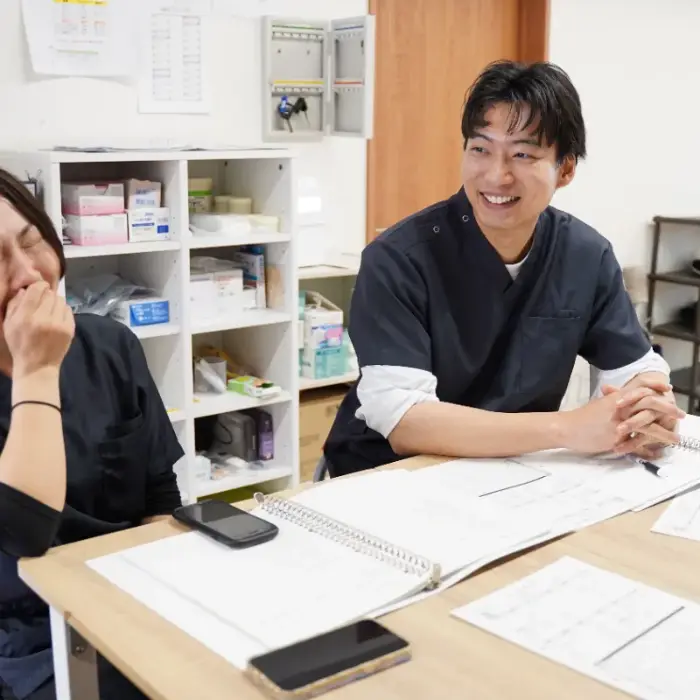 笑いながら話す看護師たち