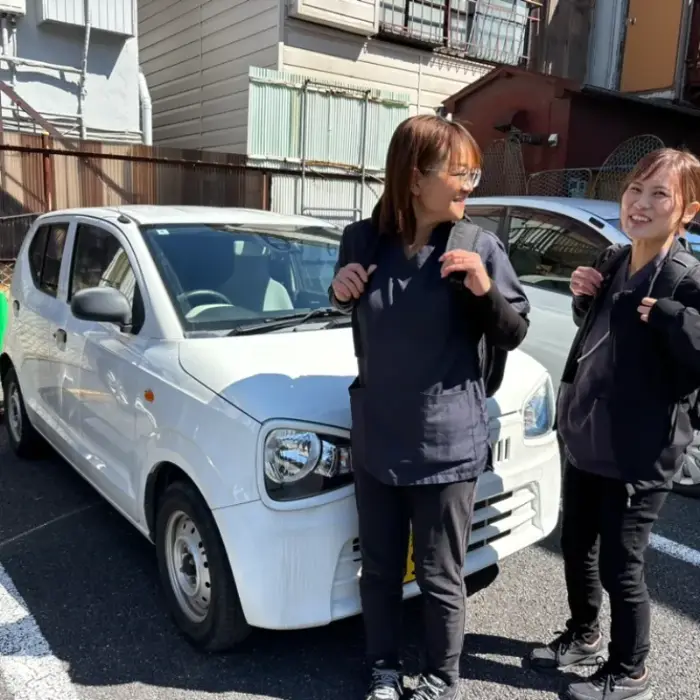 訪問車の前で談笑するトータルケアふじみ野のスタッフ