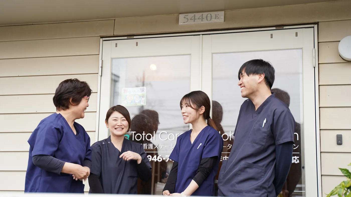トータルケアの看護師たち。ステーションの前で笑い合う4人