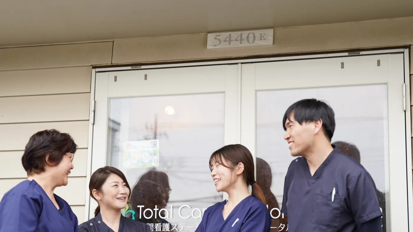 ステーションの前で笑い合うトータルケアの看護師たち
