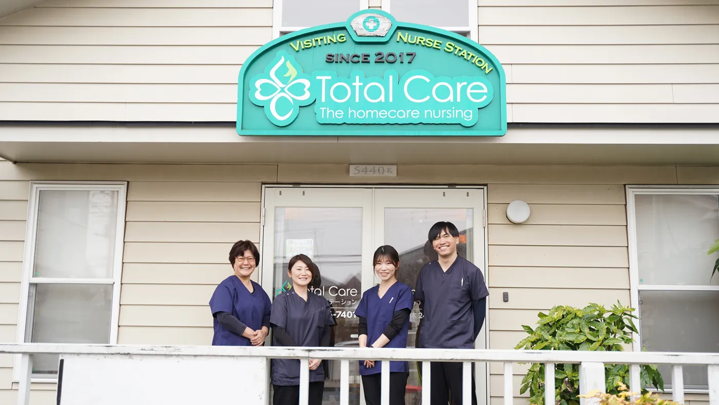 ステーションの前に並ぶトータルケアの看護師たち
