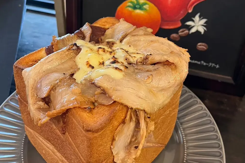 厚切りパンにチャーシューとチーズをのせたカフェのランチメニュー