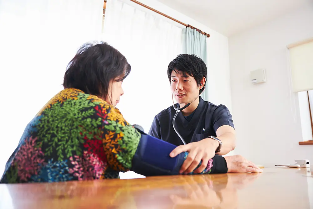 看護師がご自宅を訪問し、利用者様とお話ししている訪問看護の様子