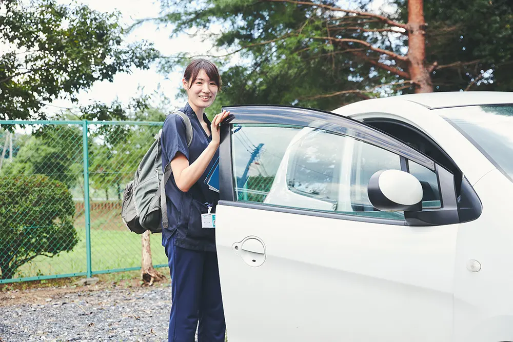 ご自宅で利用者様に寄り添う訪問看護スタッフ