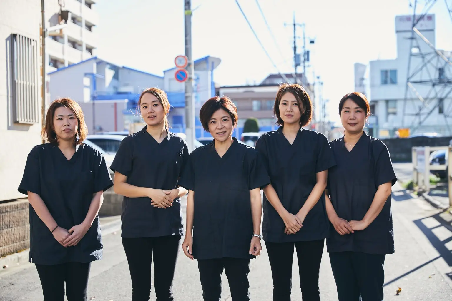 オフィスで働く事業部スタッフの様子