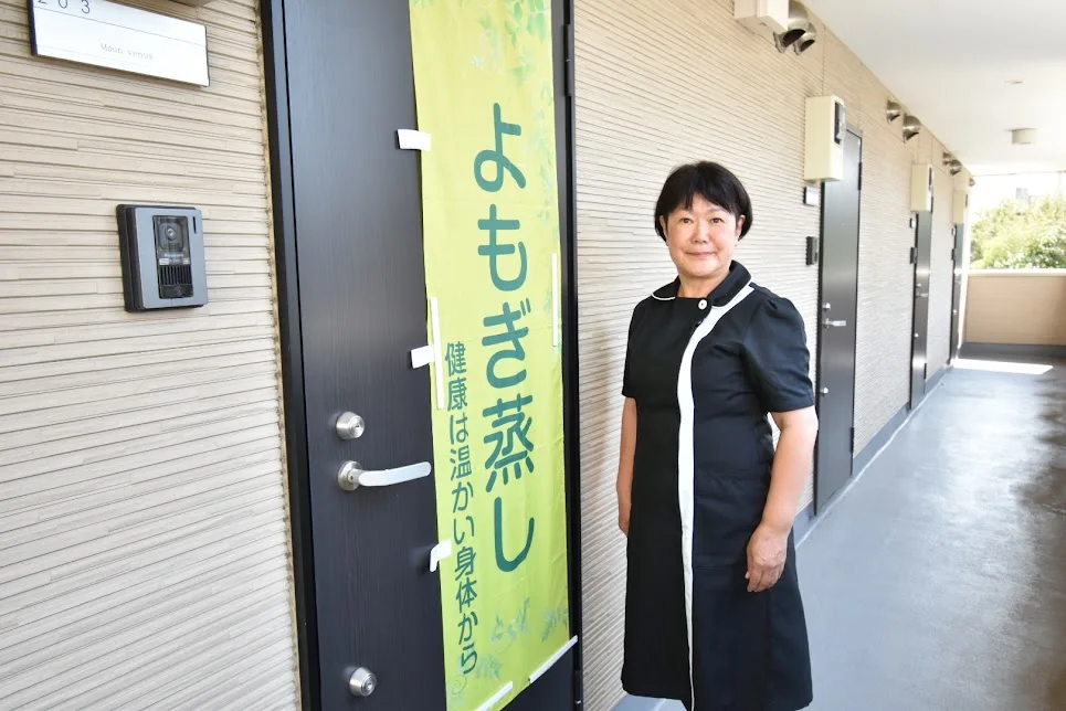 「よもぎ蒸し」ののぼりが立つサロンの入口に立つ貫田昌香