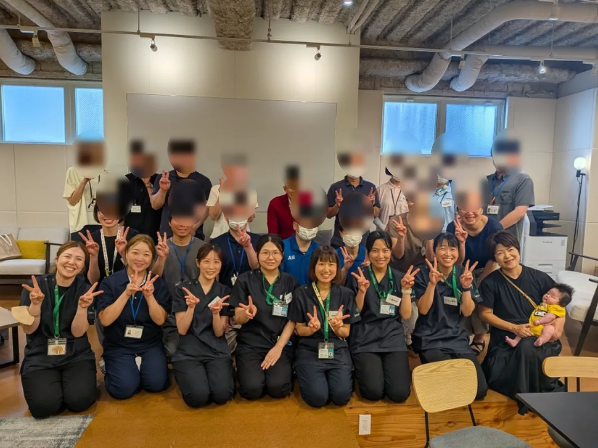 地域交流会の参加者による集合写真。前列はトータルケア長岡のスタッフ