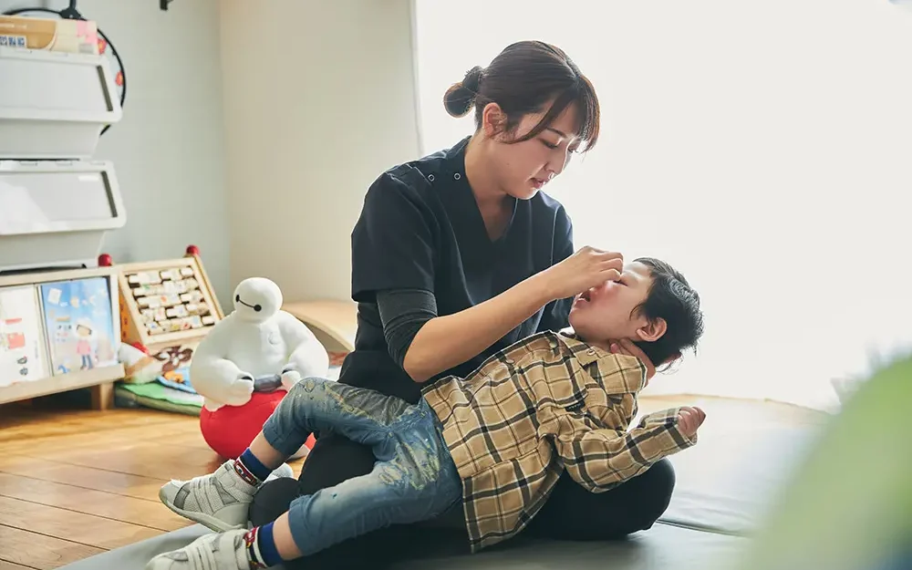 自宅で子どもの看護をする看護師