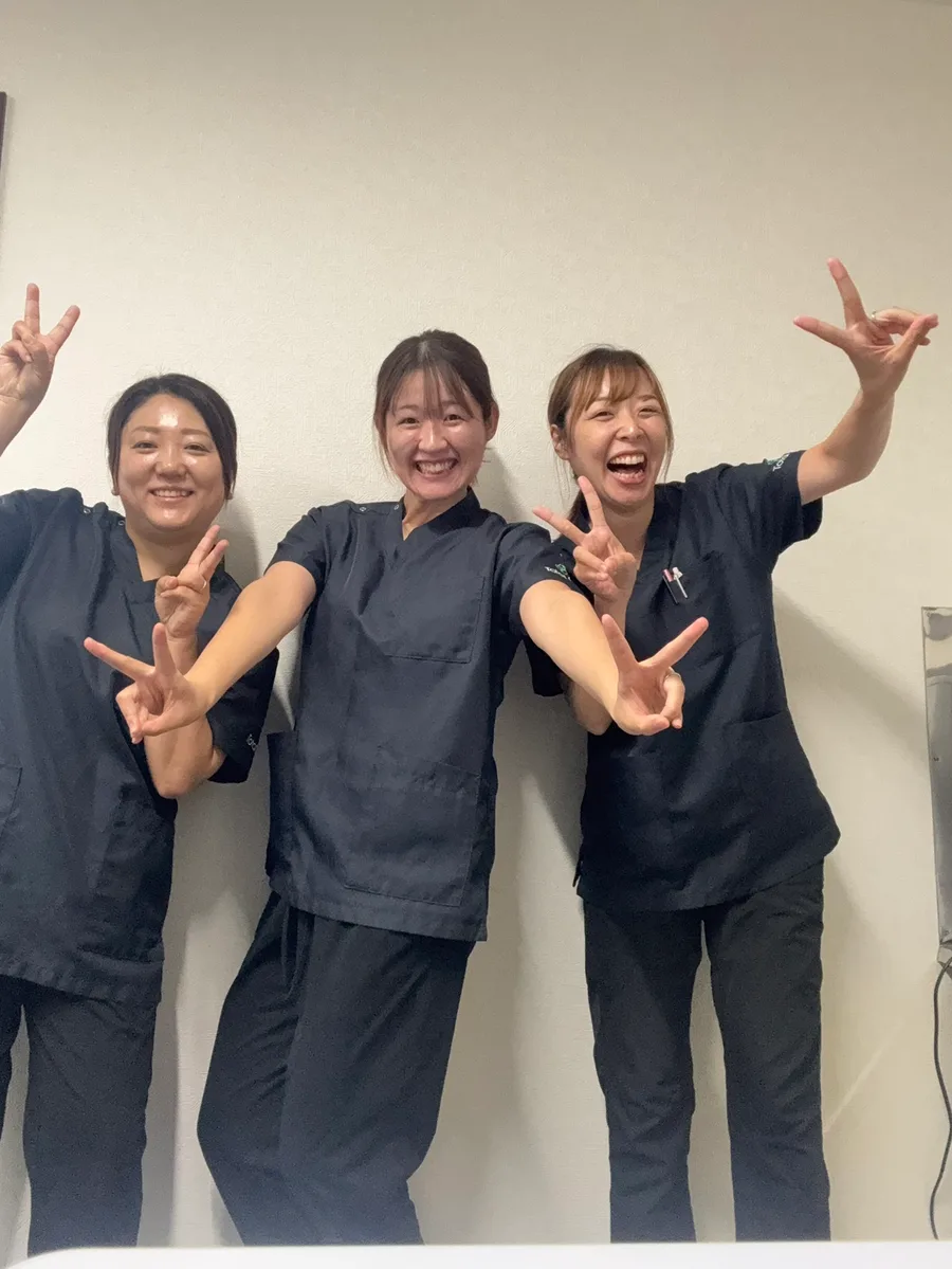 トータルケア志木朝霞のメンバー3人。ピースサインで笑顔