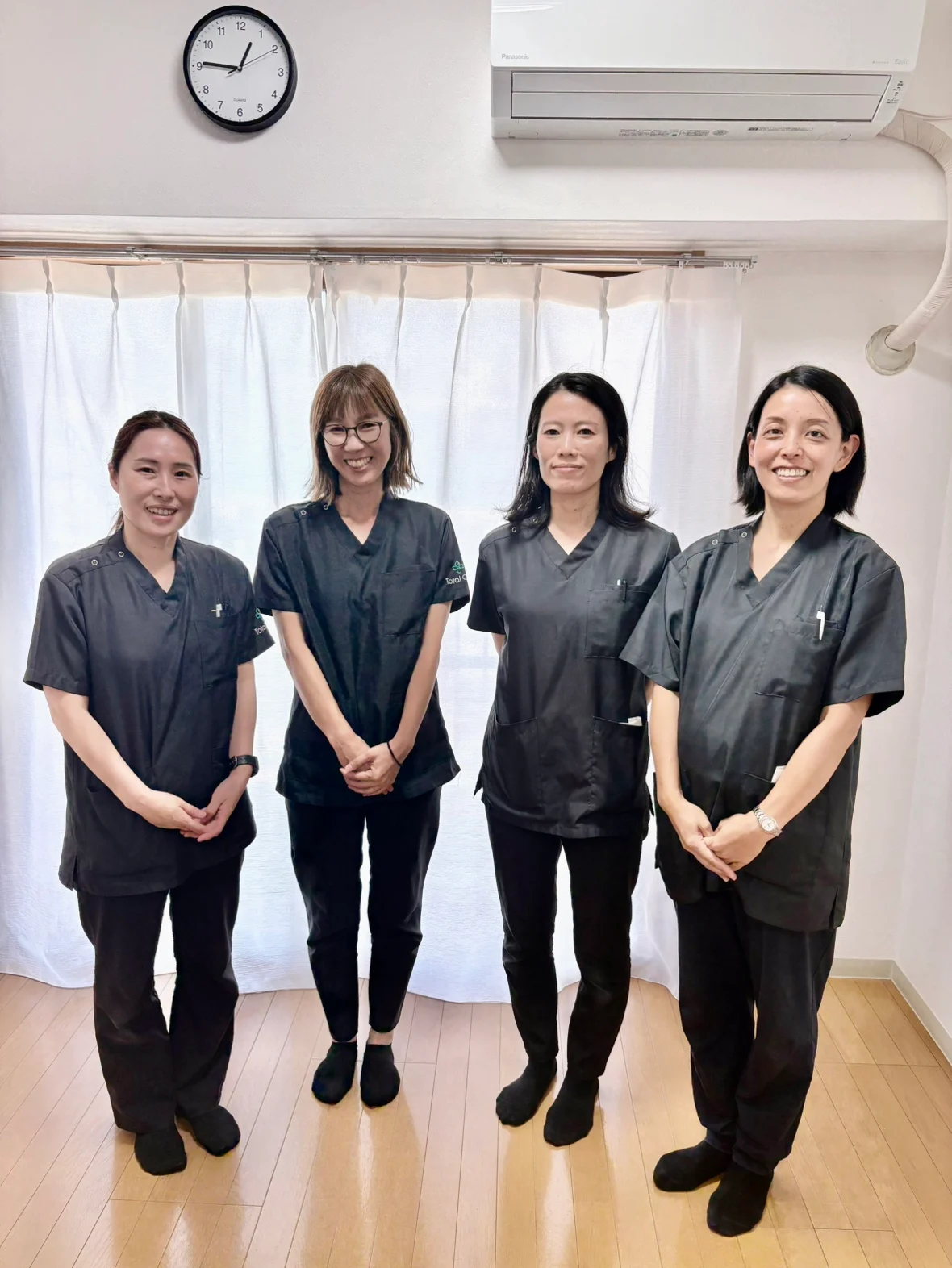 ステーションに並ぶトータルケア戸田の看護師4人