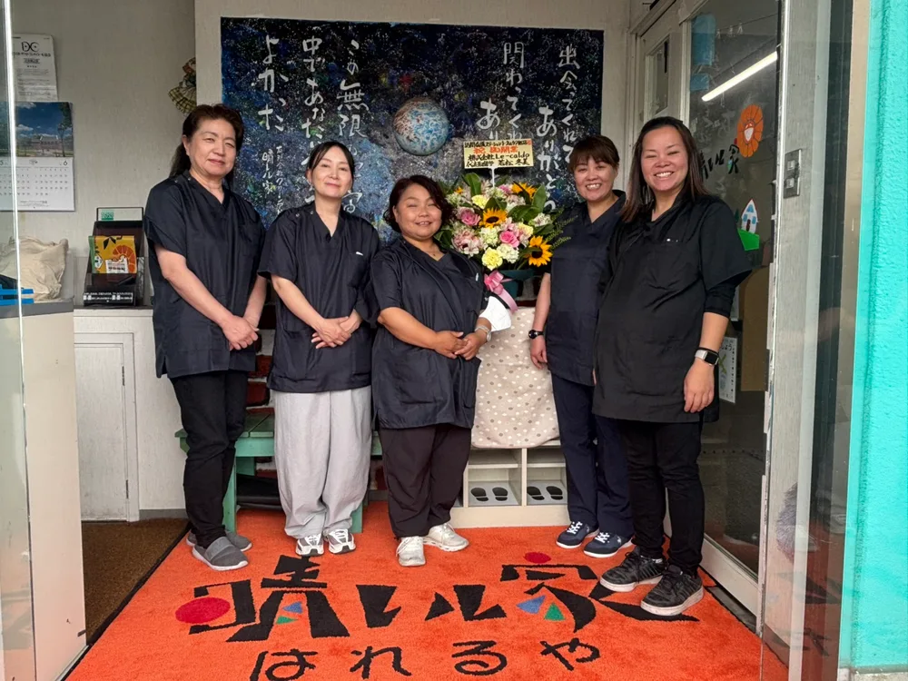 トータルケア姫路の入口で並ぶスタッフ5人