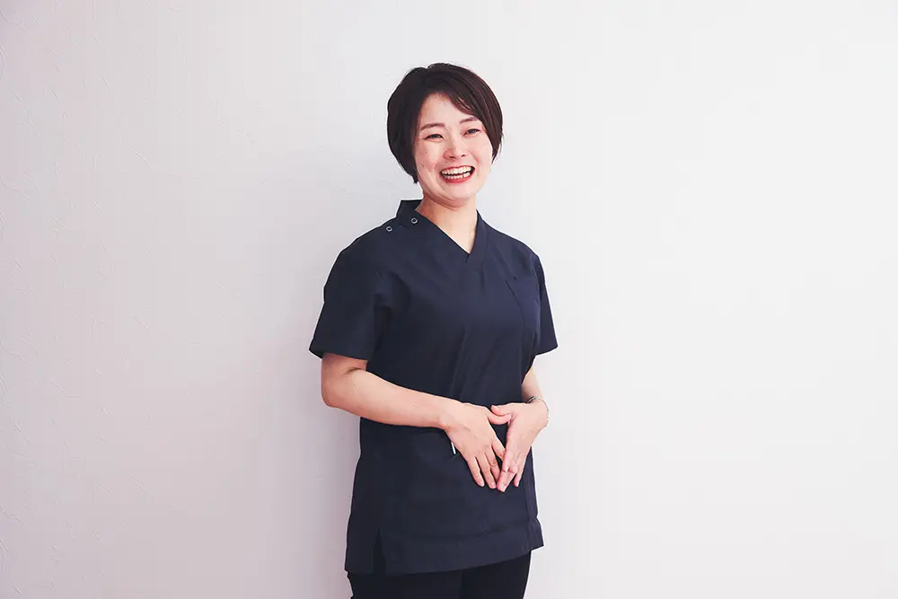 デスクで業務にあたる人事総務部スタッフの様子