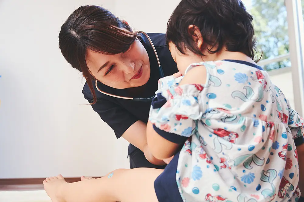 小さなお子さまのご自宅を訪問しケアを行う看護師