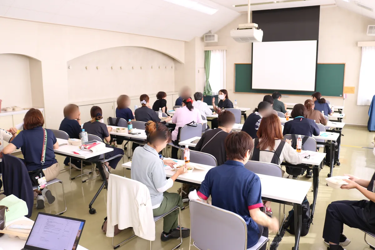 ランチBOXを囲みながら話す交流会の参加者