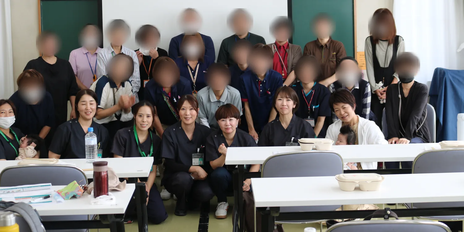 交流会を終えて、参加者のみなさんとの集合写真。前列はトータルケア鶴ヶ島の看護師