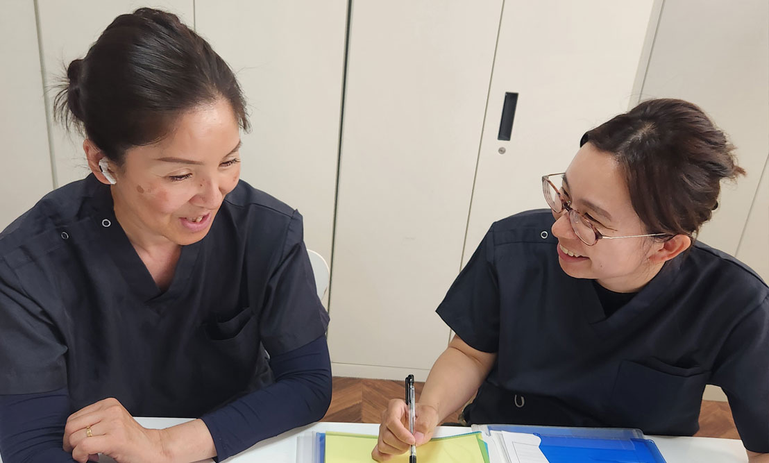 トータルケアふじみ野 メンバーが相談しているみたいな写真