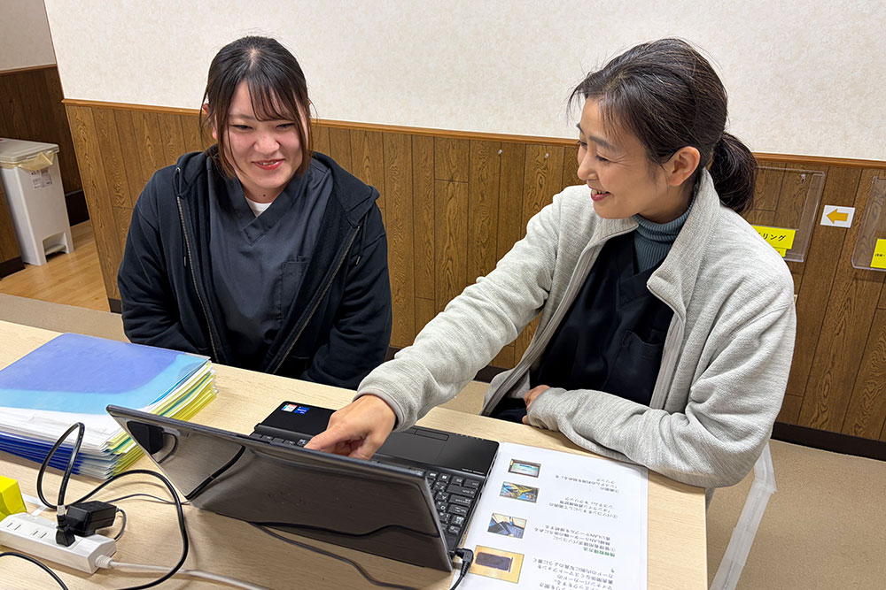 調布ステーションのスタッフと外観写真